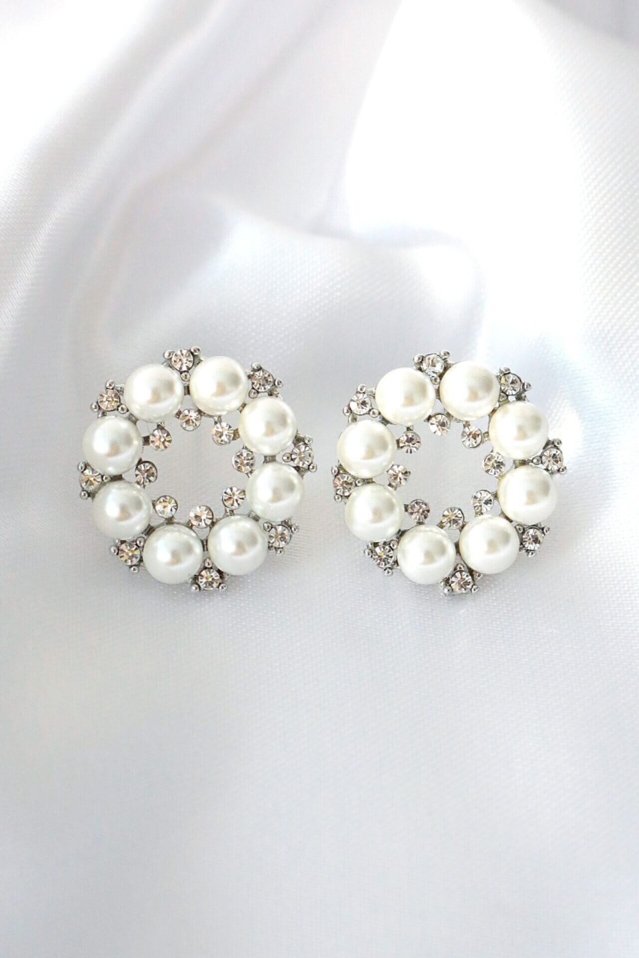 18K White gold pearl stud earrings